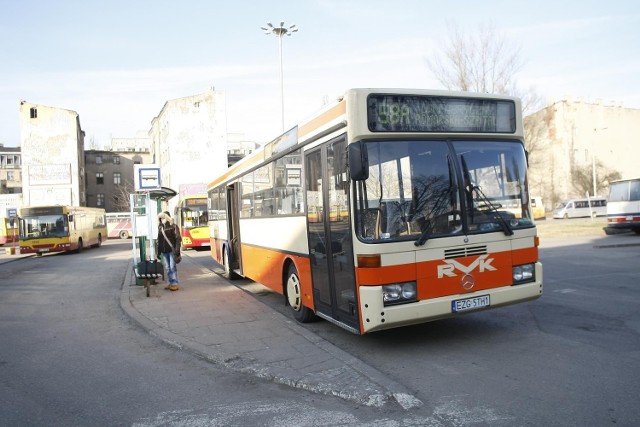 Od 10 lat pasażerów ze Stoków do dworca Łódź Fabryczna wozi prywatna firma Koro. Jednak od marca 2011 na tej linii będą kursowały autobusy MPK.