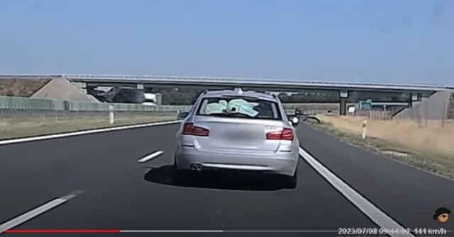 Kierowca zauważył napis POMOCY pod tylną szybą BMW
