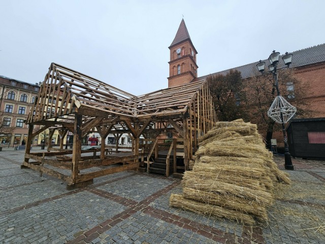 Na Rynku Nowomiejskim w Toruniu stoi już konstrukcja szopki betlejemskiej. Zostanie obłożona słomianymi matami, ozdobiona drewnianymi figurami i choinkami. Szopka będzie gotowa za kilka dni