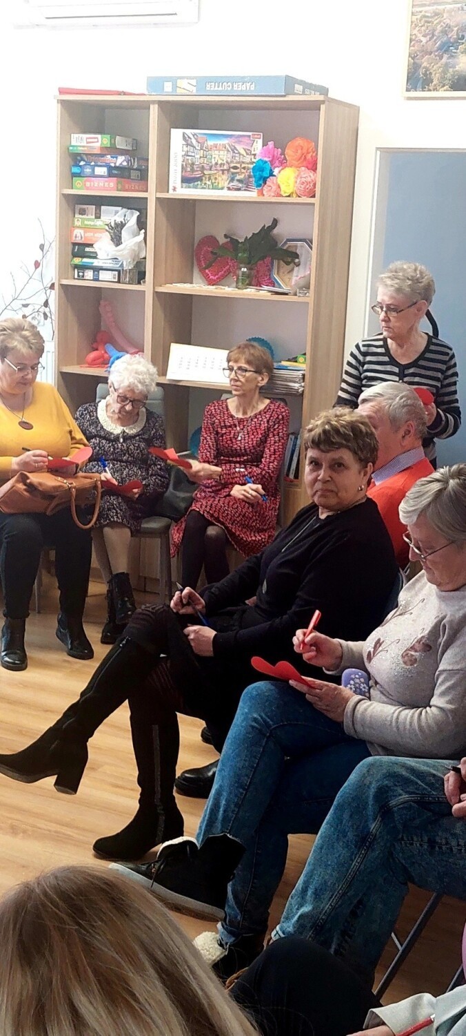 Walentynkowa integracja w Domu Dziennego Pobytu w Sandomierzu. Seniorzy pokazali, że potrafią się bawić. Zobacz zdjęcia 