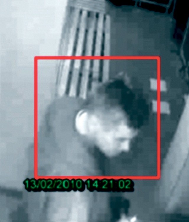 Zdjęcie z monitoringu pokazujące złodzieja.