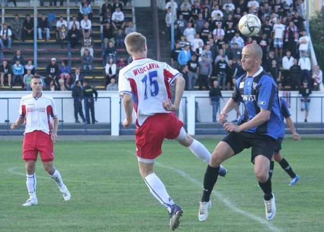 Piotr Hadaś (nr 15) w meczu z Zawiszą II Bydgoszcz doznał kontuzji (fot. Wojciech Alabrudziński)