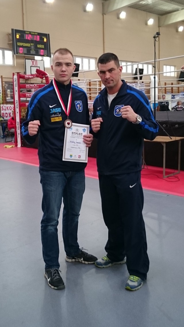 Mikołaj Krause z trenerem Patrykiem Zaborowskim na  Mistrzostwach Polski w KIck - Boxingu Low Kick w Kobyłce