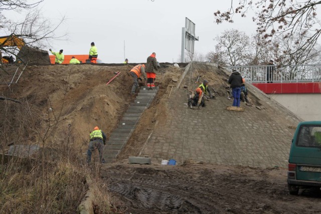 W Międzychodzie kończy się rozbiórka mostu przez rzekę Wartę - trwa tworzenie punktów widokowych na nasypach (8.01.2021).