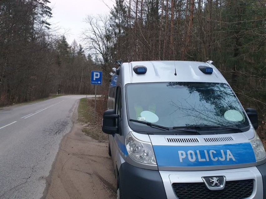 Policjanci z Komisariatu Policji w Krokowej oraz leśnicy Nadleśnictwa Wejherowo, systematycznie organizują wspólne patrole