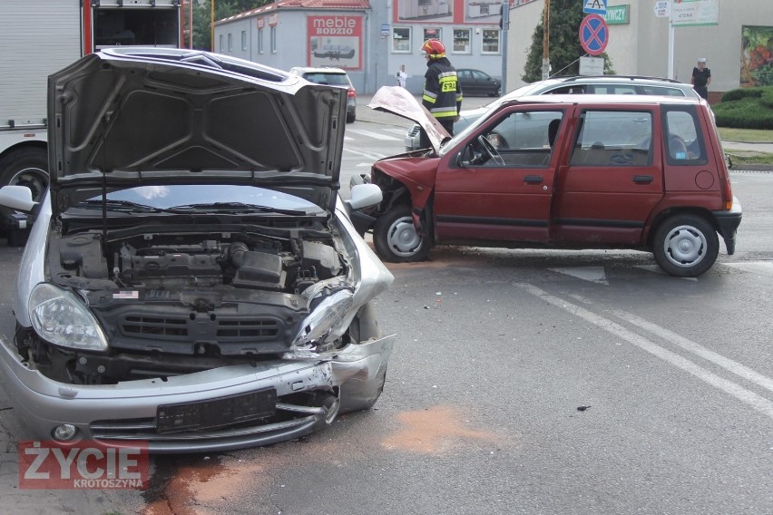 Zderzenie dwóch aut na skrzyżowaniu ulic Raszkowskiej i Pukackiego w Krotoszynie [ZDJĘCIA]                