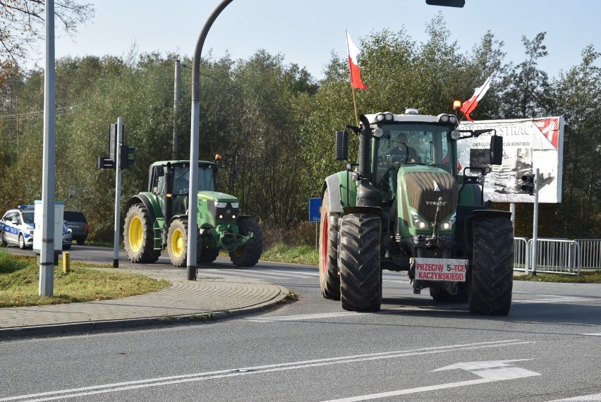 Na DK 94 w Ładnej wyjechało ok. 30 ciągników rolniczych