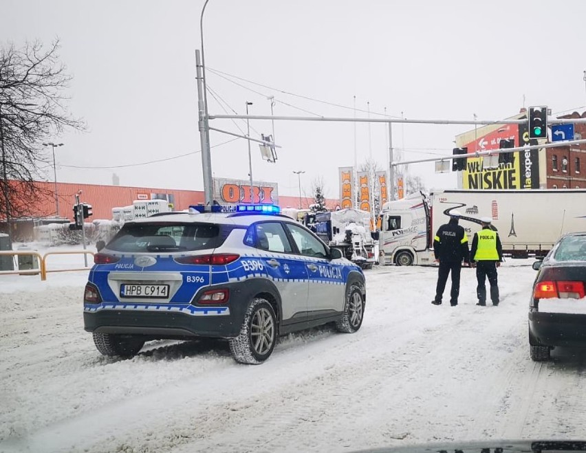 Zima w Wałbrzychu. Stan klęski na drogach. Jest źle [NOWE ZDĘCIA]
