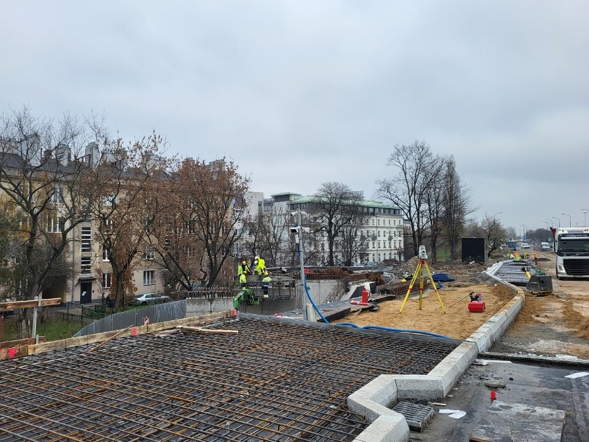 Prace na nowym wiadukcie Trasy Łazienkowskiej na finiszu. Ułożono już asfaltową nawierzchnię. Kiedy kierowcy tamtędy pojadą?