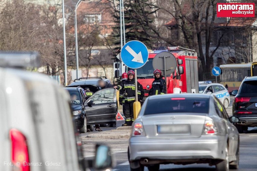 Wałbrzych: Wypadek na ulicy Wrocławskiej. 30 minut czekali na karetkę [ZDJĘCIA]