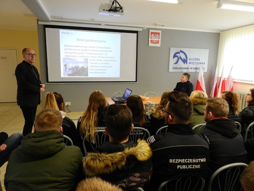 Uczniowie klasy mundurowej odwiedzili Zakład Karny w Kwidzynie i poznawali pracę funkcjonariuszy Służby Więziennej