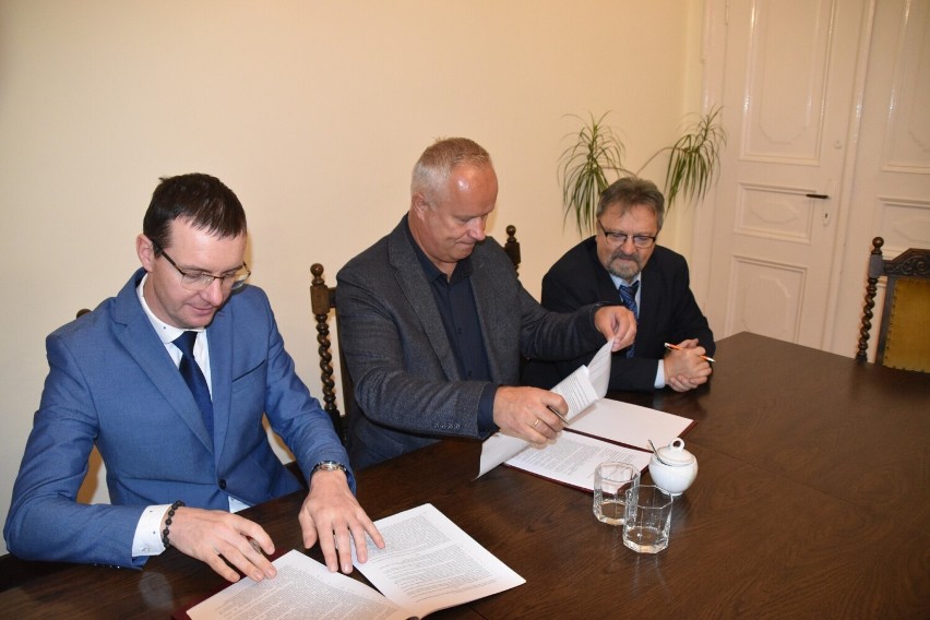 W starostwie powiatowym w Lęborku podpisane zostały umowy z...