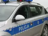 Ostrowieccy policjanci poszukują wandala, który porysował samochód marki opel