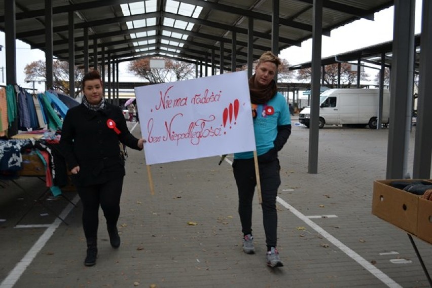 Narodowe Święto Niepodległości - młodzież rozdawała kotyliony