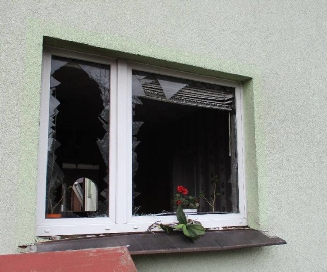 Wybuch gazu w Plewni pod Kaliszem uszkodził dom jednorodzinny. Z budynku powypadały okna. Naruszona została też konstrukcja budynku. Na szczęście domownicy byli w tym czasie w sąsiednim budynku gospodarczym. 

Więcej:
Wybuch w Plewni uszkodził dom