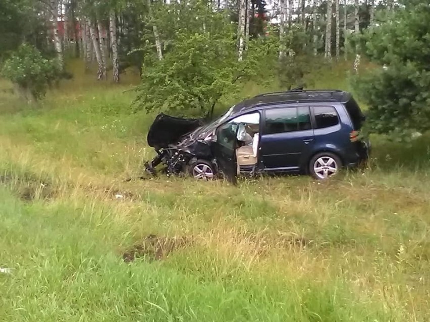 Groźny wypadek na DK 10 pod Bydgoszczą. Zderzyły się trzy auta, dwie osoby trafiły do szpitala [zdjęcia]
