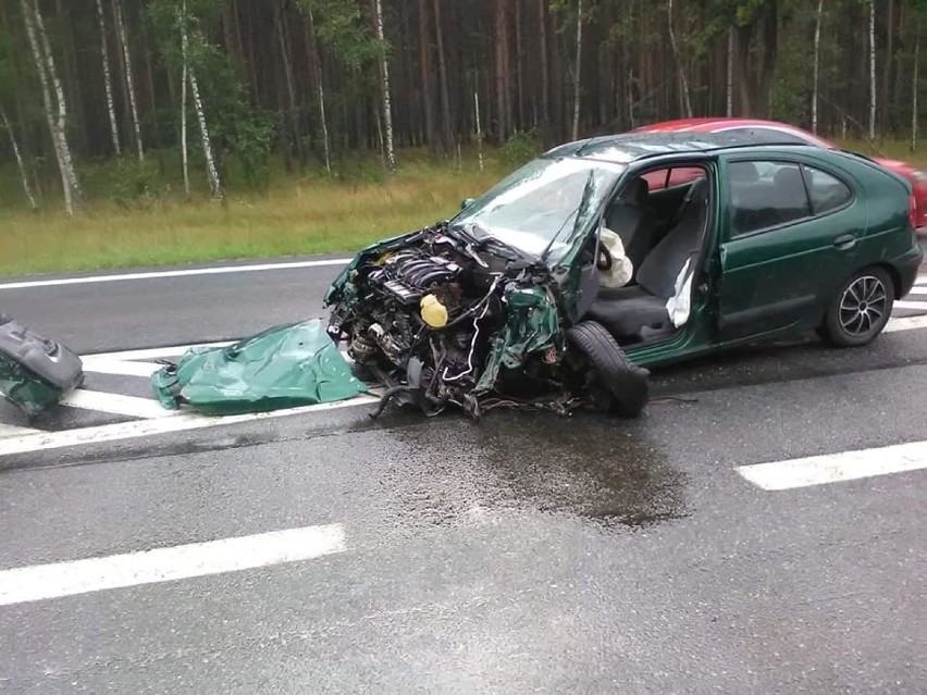 Groźny wypadek na DK 10 pod Bydgoszczą. Zderzyły się trzy auta, dwie osoby trafiły do szpitala [zdjęcia]