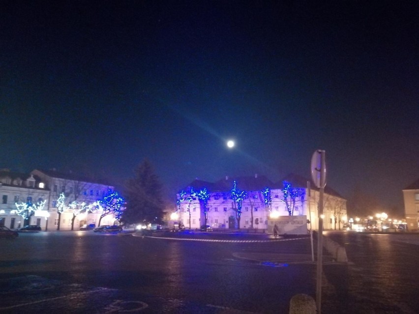 Świąteczna iluminacja Starego Rynku w Łowiczu [ZDJĘCIA]
