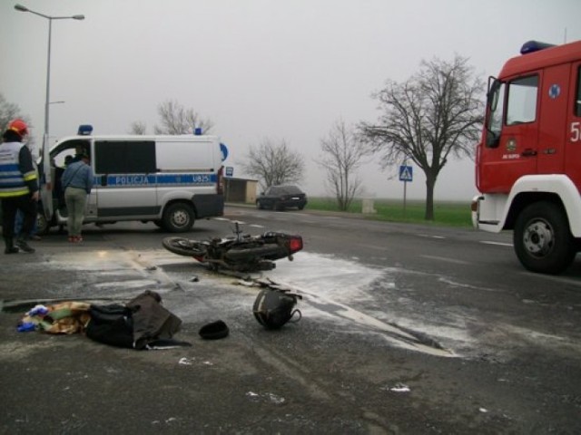 Wypadek w Słupcy. Motorowerzysta zderzył się z Nissanem