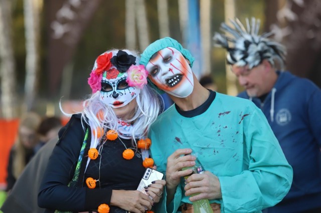 W biegu Siemianowickie Nocne Marki część zawodników wystąpiła w halloweenowych przebraniach

   Zobacz kolejne zdjęcia. Przesuwaj zdjęcia w prawo - naciśnij strzałkę lub przycisk NASTĘPNE 