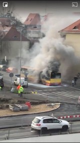 Pożar autobusu MPK na ulicy Bezpiecznej we Wrocławiu. Gasiły go trzy zastępy strażaków! [FILM, ZDJĘCIA]