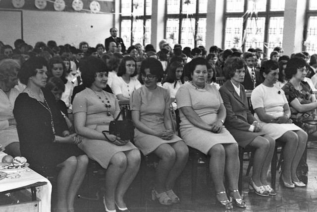 Koniec roku szkolnego w SP 1 w latach 60. Wręczenie świadectw