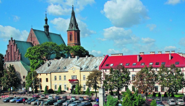 Budynki parafii i gminy Olkusz to najbliżsi sąsiedzi. Teraz dzieli je niewidzialna granica sporu o pieniądze