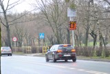 W Brodnicy na ul. Sienkiewicza jest tablica pokazująca prędkość jazdy pojazdów