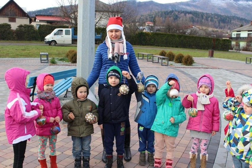 Lipowa: Dzieci ubrały śliwkową choinkę! [ZDJĘCIA]