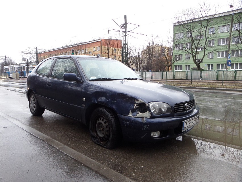 Kraków: wypadek na al. Pokoju. Auto wjechało w przystanek