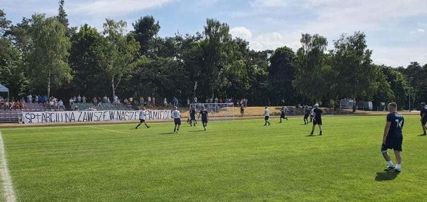 Przed stadionem w Zaniemyślu stanęła też tablica pamiątkowa...