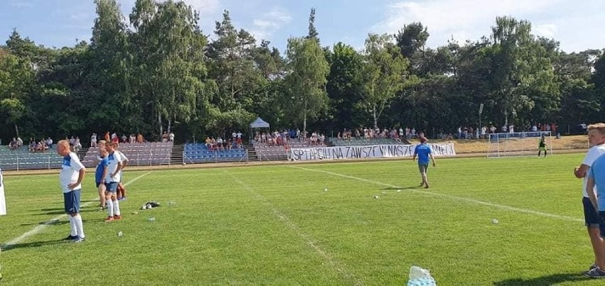 Przed stadionem w Zaniemyślu stanęła też tablica pamiątkowa...