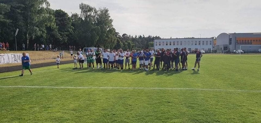 Przed stadionem w Zaniemyślu stanęła też tablica pamiątkowa...