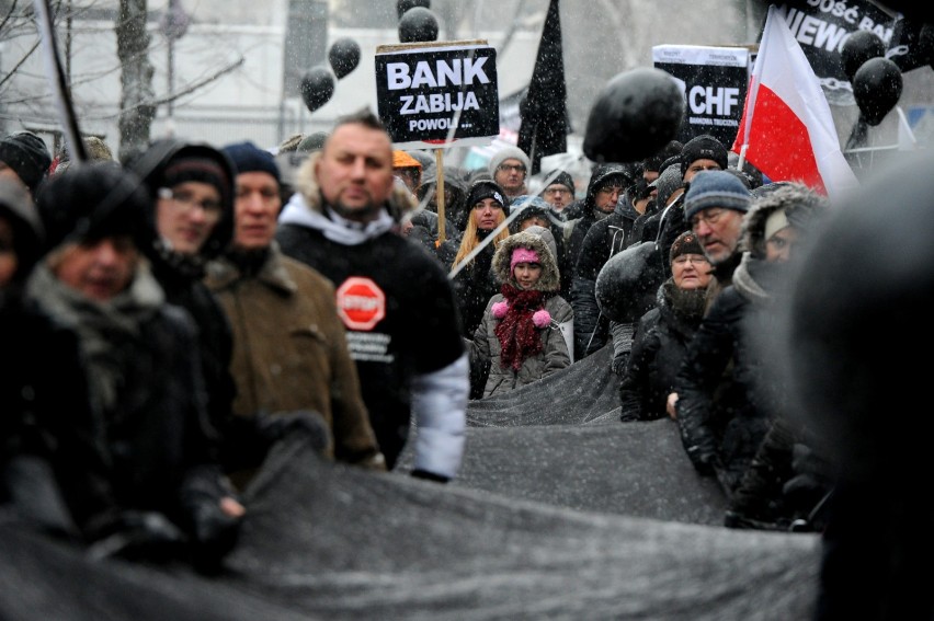 Protest frankowiczów, Warszawa. Czarna procesja oszukanych przez banki [ZDJĘCIA, WIDEO]