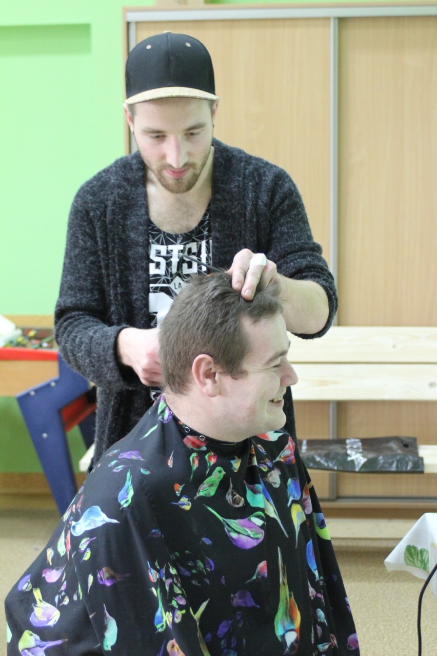 Odważni członkowie stowarzyszenia MAKI decydujacy się na fryzjerskie metamorfozy