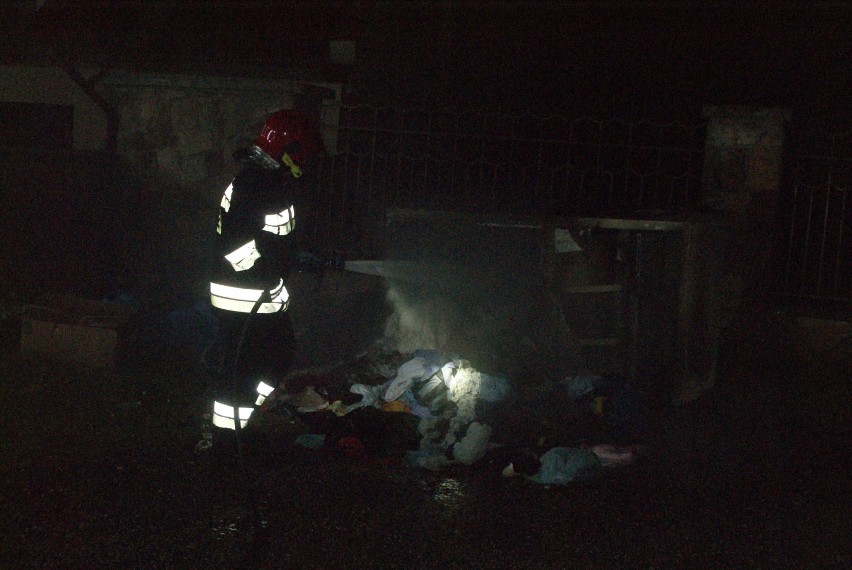 Pożar kontenera z odzieżą przy ulicy Batorego w Kielcach (WIDEO, zdjęcia)