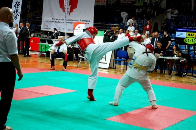 Sosnowiecki Klub Karate odniósł kolejny sukces. Tym razem zawodnicy wrócili do domu z 6 medalami. 

Zobacz kolejne zdjęcia. Przesuń zdjęcia w prawo - wciśnij strzałkę lub przycisk NASTĘPNE