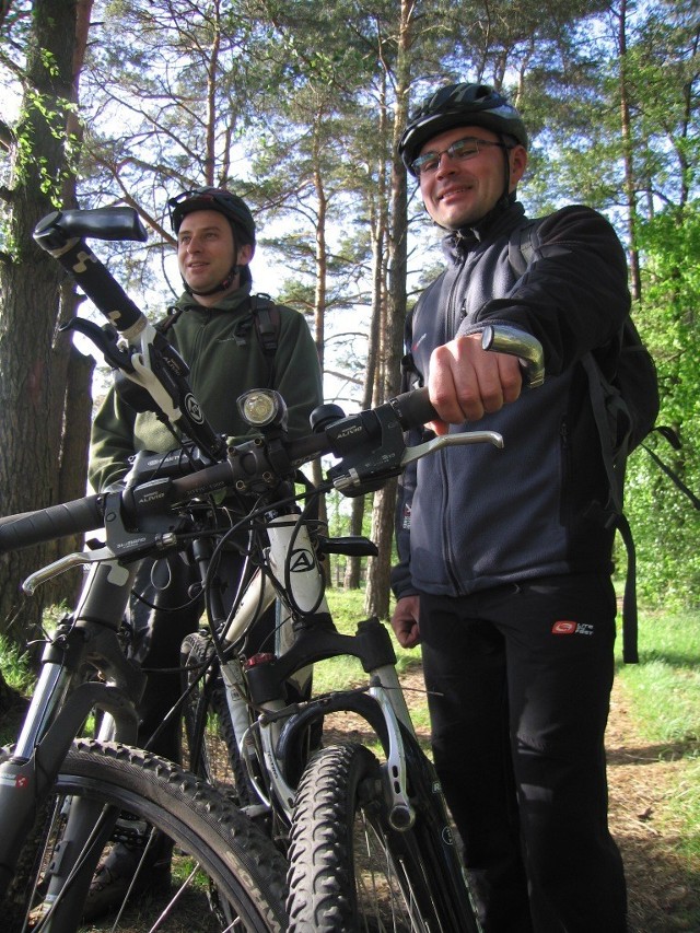 Od lewej Marcin Pachniewicz i Tomasz Więcławski na rowerowym szlaku