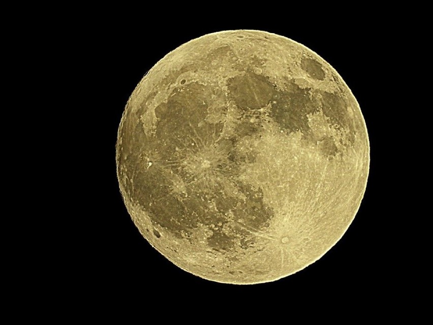„Zimny Księżyc”na niebie. Wyjątkowe zdjęcia Artura Królikowskiego