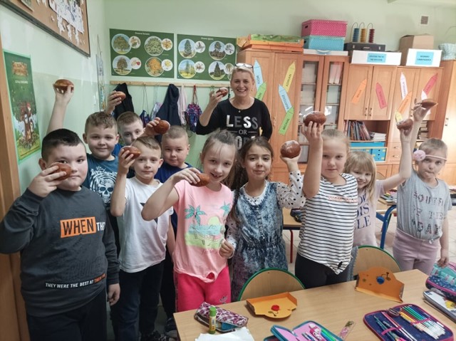 W Szkole Podstawowej w Maliszewie w gm. Lipno słodki tłusty czwartek zorganizowała Rada Rodziców wspólnie z przyjaciółmi.
