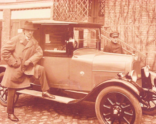 Józef Szkudłapski (z lewej) na zdjęciach przechowywanych  w Izbie Pamięci PKP PLK w Poznaniu.
