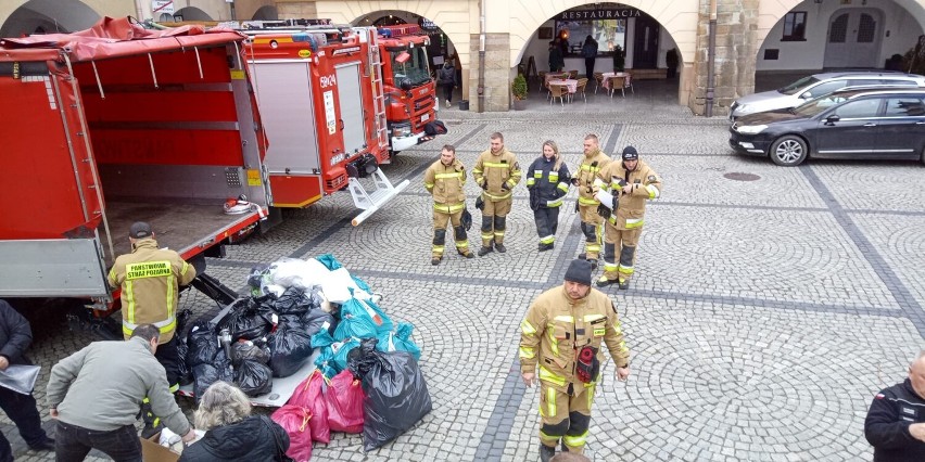Strażacy Kotliny Jeleniogórskiej pomagają Ukraińcom. Pakują paczki, zbierają i segregują sprzęt dla swoich kolegów ze wschodu [ZDJĘCIA]