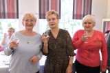 Seniorzy z gminy Śrem urodzeni w styczniu świętowali urodziny. Tort, kawa i pogawędki urodzinowe miały miejsce w Balbince