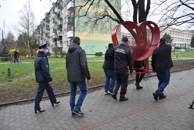 Więźniowie wykonali dwa metalowe serca na plastikowe nakrętki. Jedno stanęło na Osiedlu Jasna, drugie na terenie Zakładu Karnego w Tarnowie