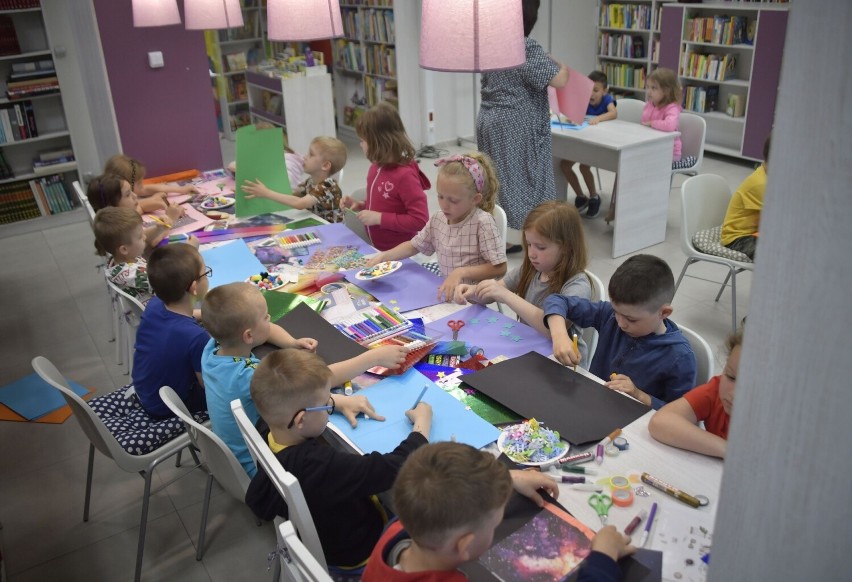 Radomska Wiosna Literacka. Biblioteka przyszlości - warsztaty plastyczne dla dzieci w radomskiej bibliotece