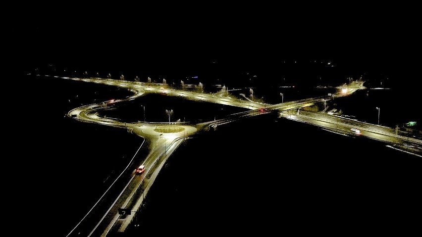 Trasa Kaszubska w gminie Szemud na zdjęciach z drona. Tak wygląda nocą węzeł Koleczkowo - Szemud | ZDJĘCIA