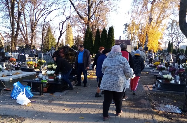 Tak było na cmentarzach w Golubiu-Dobrzyniu w poniedziałek 1 listopada rano