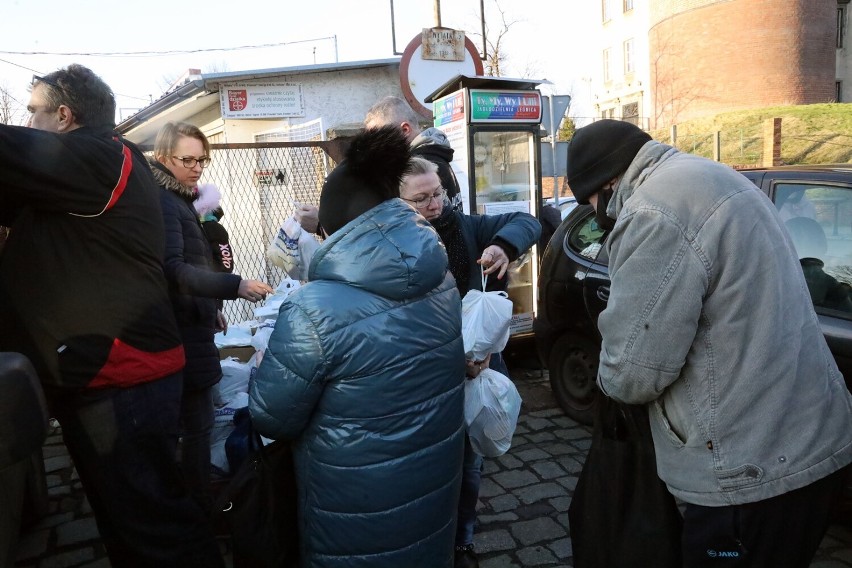 Jadłodzielnia Legnica rozdała pierwsze 100 paczek "Życiowo - żywnościowych"