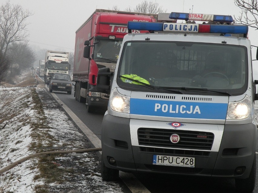 Wypadek na granicy powiatów. Opel zderzył się czołowo z ciężarówką