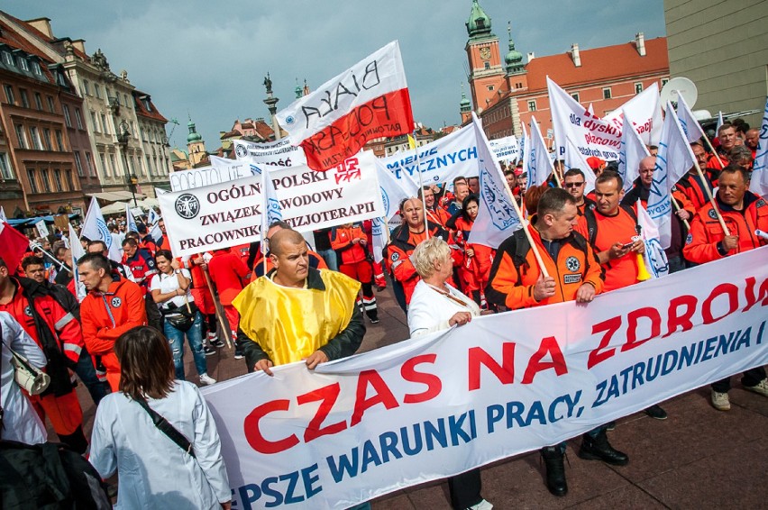 Manifestacja służby zdrowia. Pracownicy wspólnie przeszli...